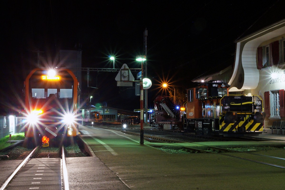 RBS: Streckensperrung auf dem Streckenabschnitt Solothurn HB-Lohn L�terkofen infolge Gleisbauarbeiten w�hrend den Wochen 15 und 16 2015. Ab 21.00 Uhr bis Betriebsschluss wurde die Bahn durch Busse ersetzt. Bei solchen Arbeiten, die leider oft w�hrend der Nacht stattfinden, gelangen oft einzelne interessante Fahrzeuge zum Einsatz, die am dem Tag meist unbeachtet auf Abstellgeleisen rumstehen. Der RABe 4/12 28  NEXT  (RE der S8) sowie ein Bauzug mit dem Tmf 2/2 168  MORITZ  warteten am 13. April 2015 gemeinsam auf dem Bahnhof Lohn L�terkofen auf ihre n�chsten Eins�tze.
Foto: Walter Ruetsch  