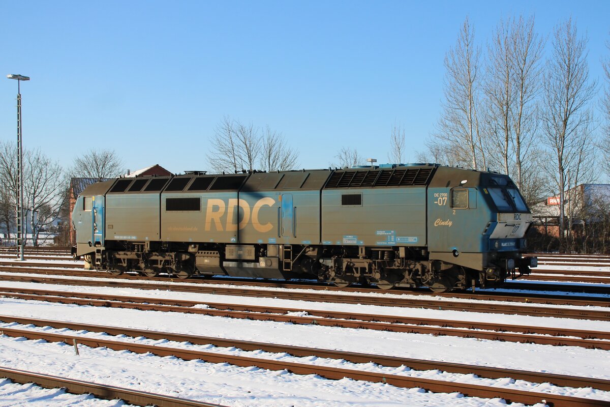 RDC DE 2700-07 steht verschmützt und wohl am 14 Februar 2026 in sonnigen Niebüll.