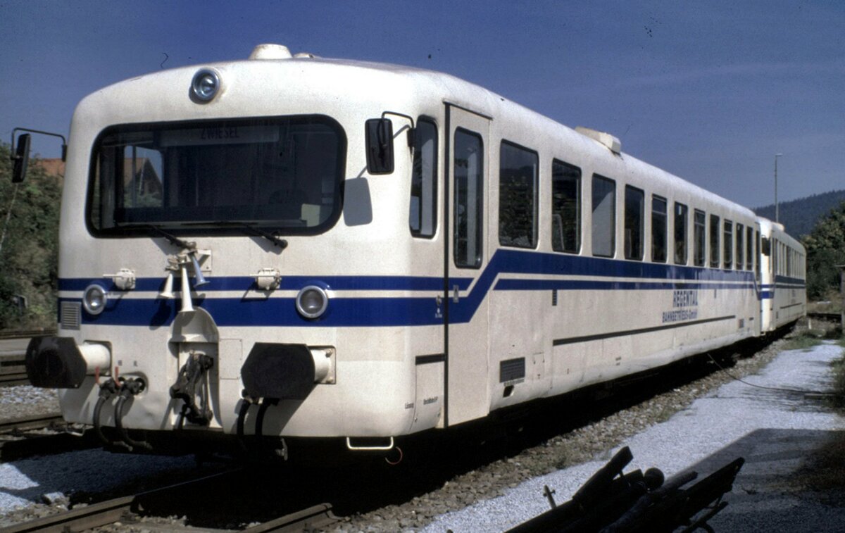Regental-Bahnbetriebs GmbH (RBG) VT 09 und dahinter VT 10 beide ehemals Akkutriebwagen BR 515 in Zwiesel am 12.09.1997. Die ehemaligen Akkutriebwagen 515 wurden von der RGB auf Dieseltriebwagen umgebaut. Ein Serien-Umbau kam jedoch nicht zustande, es blieb bei den beiden Einzelst�cken.