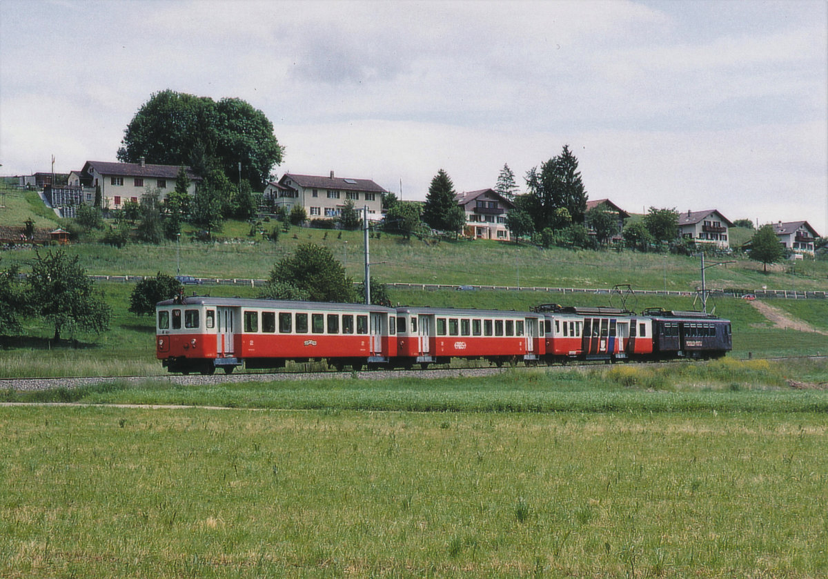 Regionalverkehr Bern-Solothurn RBS/SZB/VBW:
Seltener Vierwagenzug bestehend aus Bre 4/4 1 PENDLER-PINTLI, Billetbar-Triebwagen BDre 4/4, Bt 221 und Bt 222 im Worblental unterwegs zwischen Deisswil und Stettlen im Juni 1994.
Hier handelt es sich um eine typische Überlandkomposition, wie sie während vielen Jahren auf der Strecke Solothurn-Bern verkehrte.
Foto: Walter Ruetsch