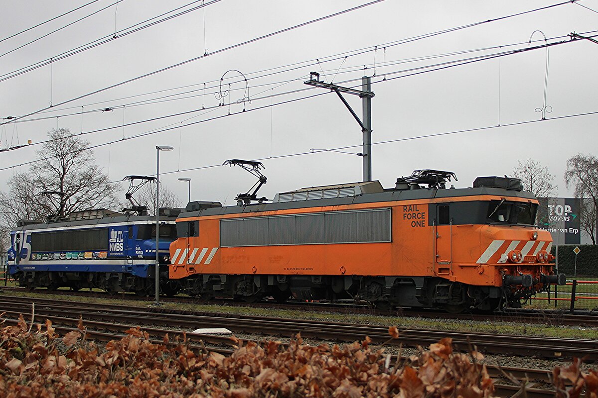 RFO 1830 steht am regnerischen 11.Februar 2026 in Oss abgestellt und wird von offenbarer Stelle fotografiert.
