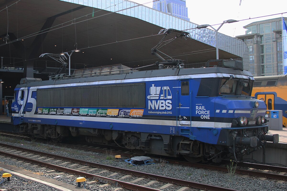 RFO 1831 lauft am 27 April 2026 um in Rotterdam während ein Sonderfahrt. Die Lok hat Jubiläumsfarben bekommen anlasslich das 95.Jahresjubiläum der NVBS (Nederlandse Vereniging van Belangstellenden voor het Spor- en Tramwezen). 