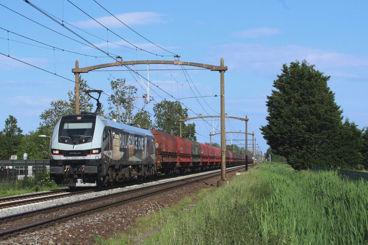 RFOs Neue 2019 302 zieht der Touax-Kohlezug durch Hulten am 5 Juni 2024 und wird bei der bekannter Bahn�bergang gerne fotografiert.