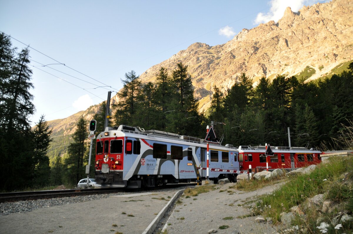 RhB ABe 4/4 II Nr.51 und 53 bei der Montebello-Kurve am Bernina am 27.08.2009.