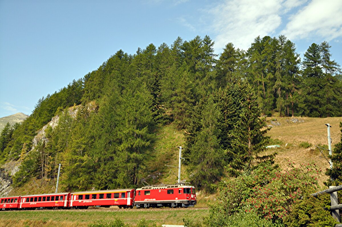 RhB Ge 4/4 II Nr.618 mit Personenzug bei Madulein am 28.08.2009.