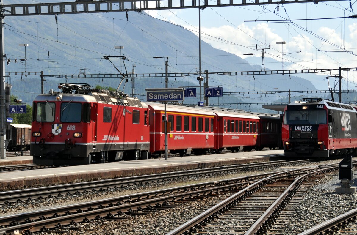 RhB Ge 4/4 II Nr.618 und Ge 4/4 III Nr.648 mit Werbung LANXESS in Samedan am 24.08.2009.