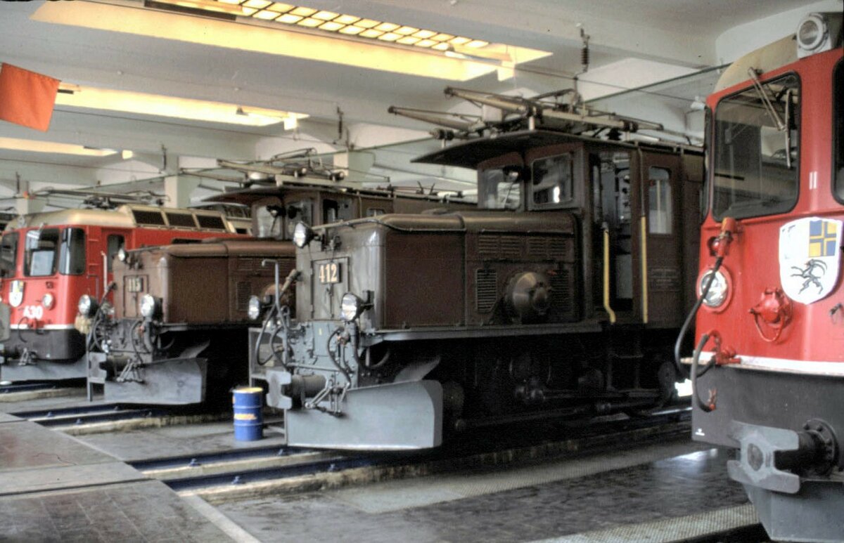 RhB Ge 4/4 II Nr.630 und Ge 6/6 I Nr.412 und 413 in Landquart im Jubiläumsjahr 1989.