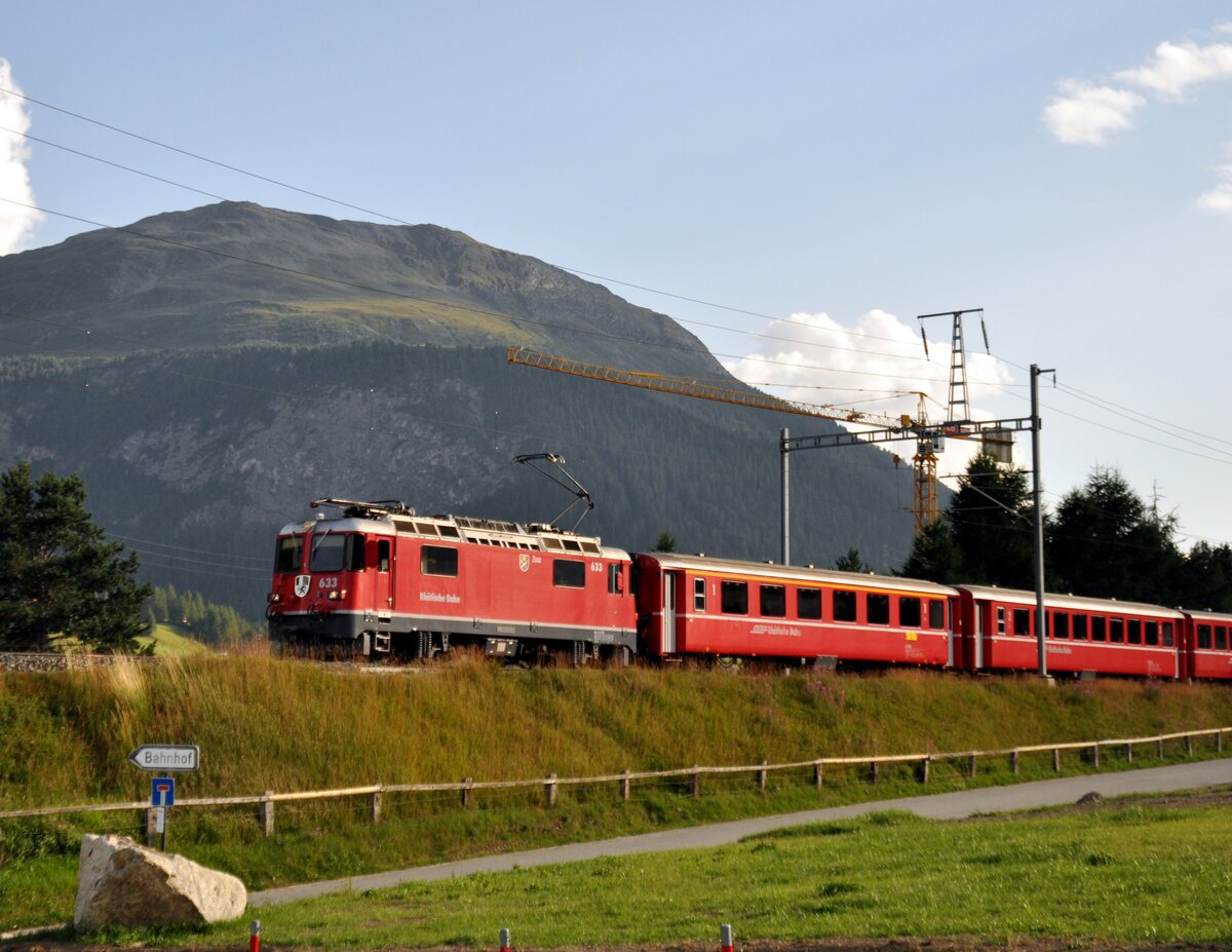 RhB Ge 4/4 II Nr.633 in Madulain am 15.08.2009.