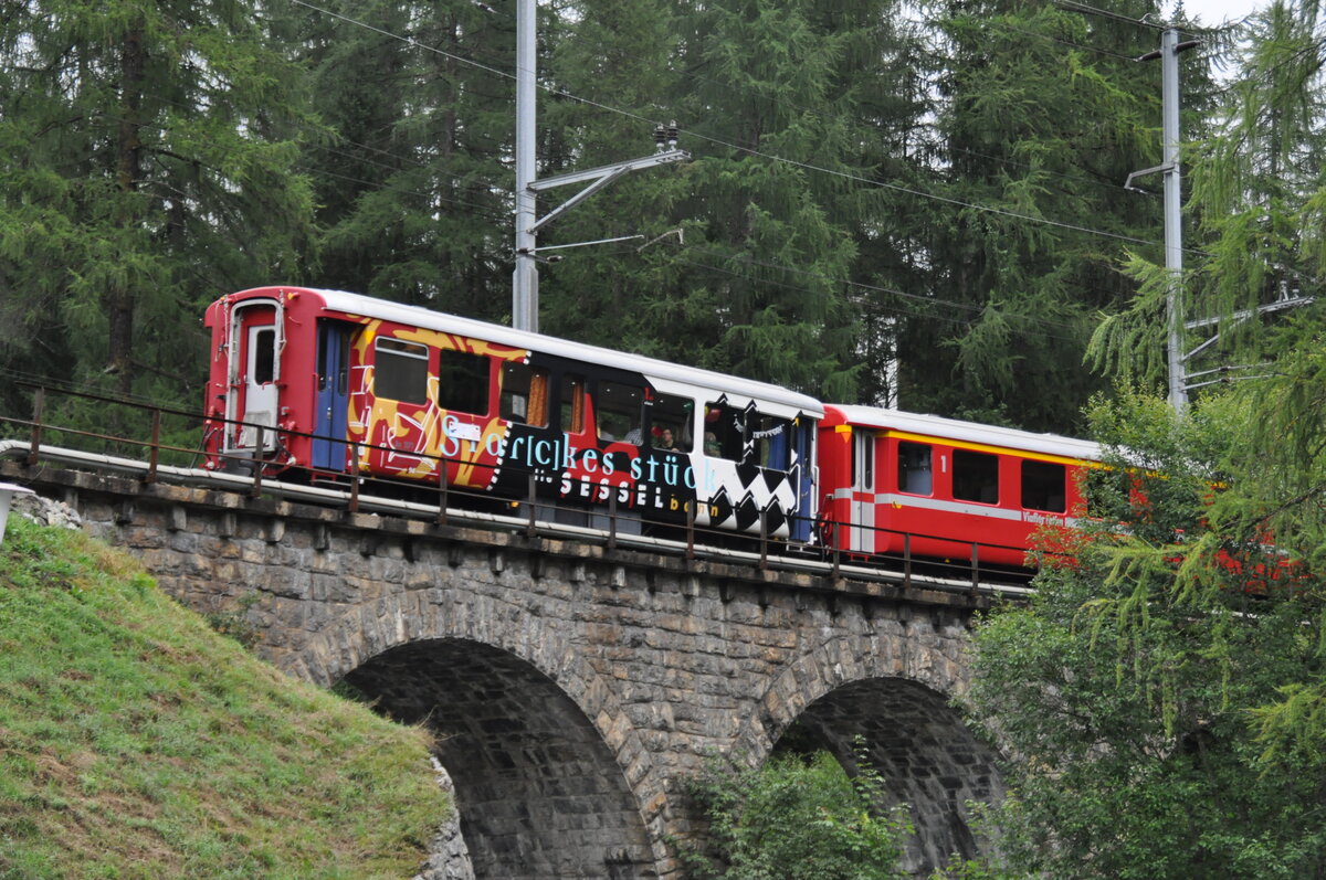 RhB Sonderwagen 1. Klasse Starkes St�ck: Die Sesselbahn As Nr.1171 im Glacier Express bei Berg�n am 29.08.2009.