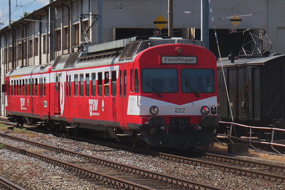 RM, später BLS, heute BLS Historic 566 222 verlasst als Extrazug Burgdorf nach Konolfingen am 17 Mai 2025 während das herrlichen Spektakel  150 Jahre Emmentalbahn . 