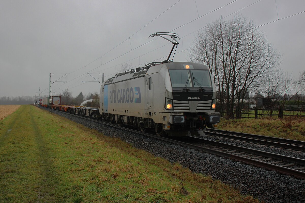 RTB Cargo 193 173 zieht ein etwa für 1/3 beladener Containerzug durch Kaarst-Broicherseite am ganz verregneten 12.Februar 2026.
