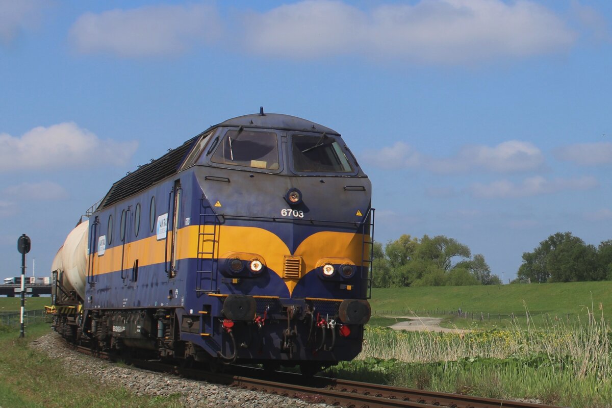 RXP 6703 schleppt bei Moerdijk ein Kalkzug nach Lage Zwaluwe und wird am 25 April 2025 vom offenbarer Weg fotografiert.
