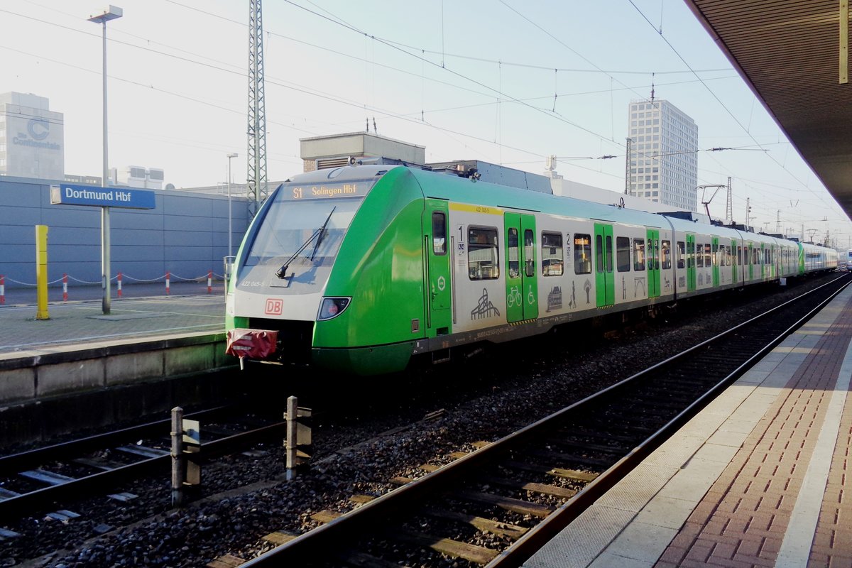 S-Bahn 422 045 h�lt am 28 Dezember 2018 in Dortmund Hbf. 