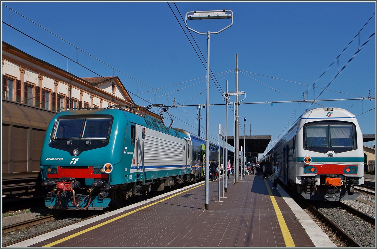 Sauber, p�nktlicher Treniatalia-Nahverkehr in Lucca: Zwei Regionalz�ge Fireneze - Viareggo kreuzen sich in Lucca.
20. April 2015