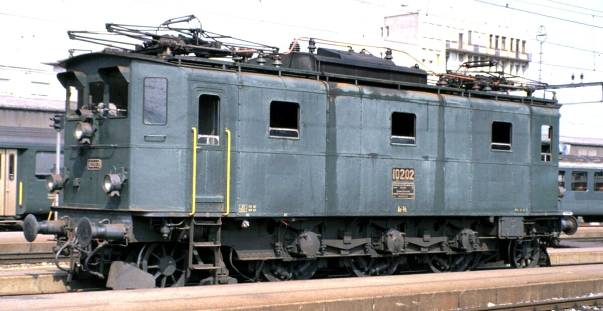 SBB Ae 3/5 Nr. 10 202 in Biel am 15.08.1980. In Biel konnte ich diese Ae 3/5 Streckenlok (2 Pantographen) fotografieren. Kurze Zeit später fuhr ein geschobener Personenzug in Biel ein. Der Zug kam laut pfeifend mit einem heftig winkenden Lokführer. Auf dem Bahnsteig kam mir der Lokführer entgegen mit den Worten: Ich habe ihnen doch gesagt, daß Sie in Biel mit Ae 3/5 Loks Glück haben könnten; draußen am Bahnsteigende steht eine.  Es war der Lokführer, der mir in Olten eine herrliche Führung durch das Depot gemacht hatte. -- Und von der anderen Seite kam eine weitere Ae 4/5 mit einem Zug hereingefahren.