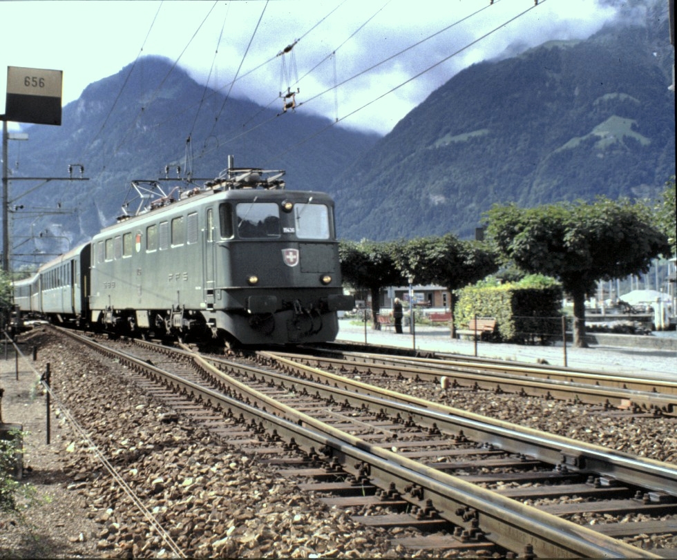 SBB Ae 6/6 Nr.11 436 beim Gleis-Seitenwechsel in Flüelen am 11.09.1980.