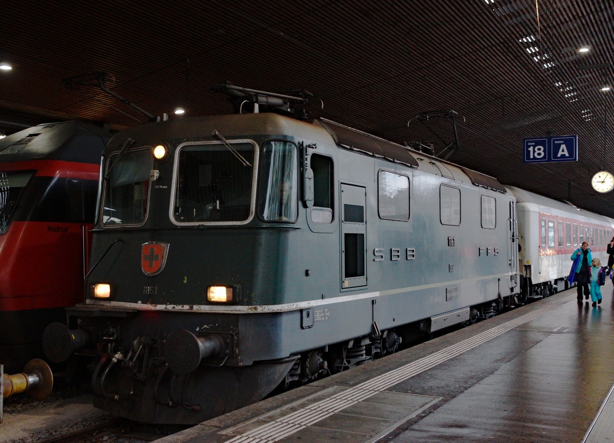 SBB: Am 23. Januar 2016 brachte die Re 4/4 11161 den Nachtzug nach Zürich HB. Die Aufnahme der sehr seltenen Zugskomposition mit der letzten grünen Re 4/4 von SBB Personenverkehr entstand kurze Zeit nach deren Ankunft auf Gleis 18.
Foto: Walter Ruetsch