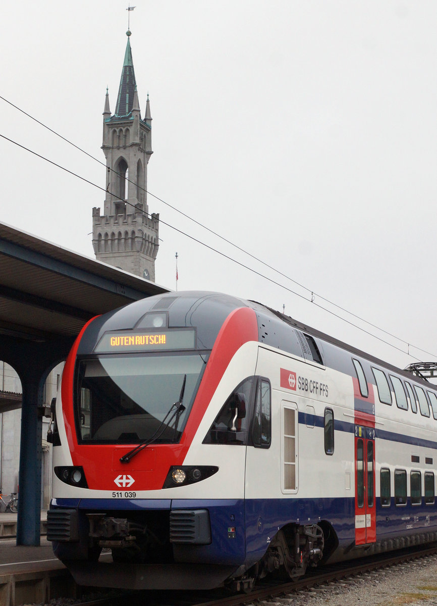 SBB: An Silvester 2016 wünschte die Schweizerische Bundesbahn ihren Fahrgästen in Konstanz per IR Konstanz-Zürich-Konstanz,  EINEN GUTEN RUTSCH . Seit dem Fahrplanwechsel stehen für diese IR-Umläufe RABe 511 Regio Dosto der S-Bahn Zürich im Einsatz.
Foto: Walter Ruetsch 