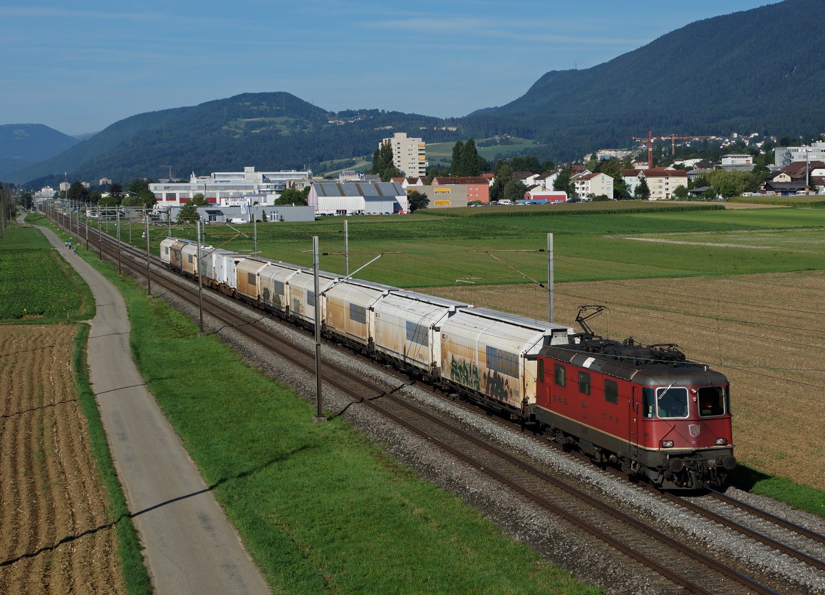 SBB: Blockgüterzug mit Re 4/4 11262 zwischen Bettlach und Selzach unterwegs am 26. August 2015.
Foto: Walter Ruetsch