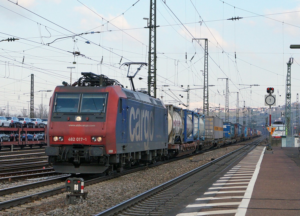 SBB Cargo: Güterzug mit Re 482 017-1 anlässlich der Bahnhofsdurchfahrt Weil am Rhein am 6. Februar 2015.
Foto: Walter Ruetsch 
