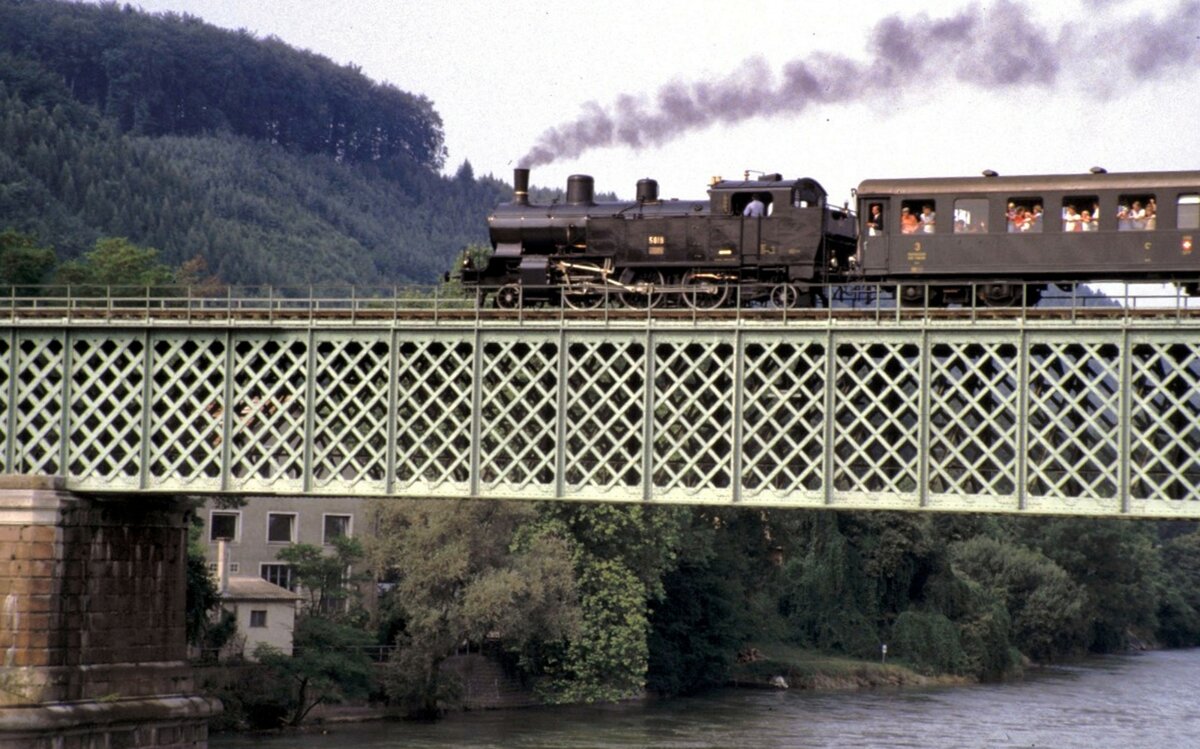 SBB Eb 3/5 Nr.5819 auf der Rheinbrücke bei Koblenz (CH) am 18.04.1984 von der Strassenbrücke mit dem Zollübergang aufgenommen.
