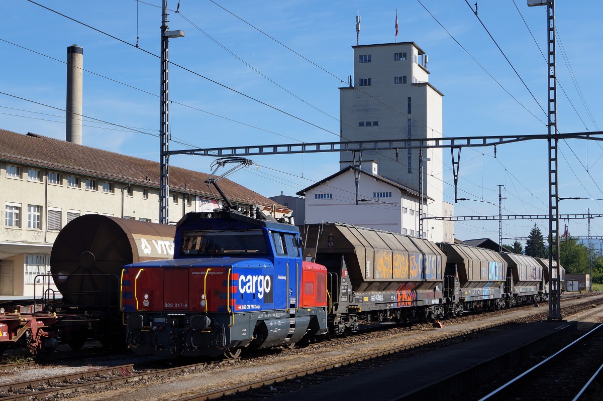 SBB: Eem 923 017-8  FRIENISBERG  mit vier Getreidewagenin Herzogenbuchsee am 26. Juni 2015.
Foto: Walter Ruetsch