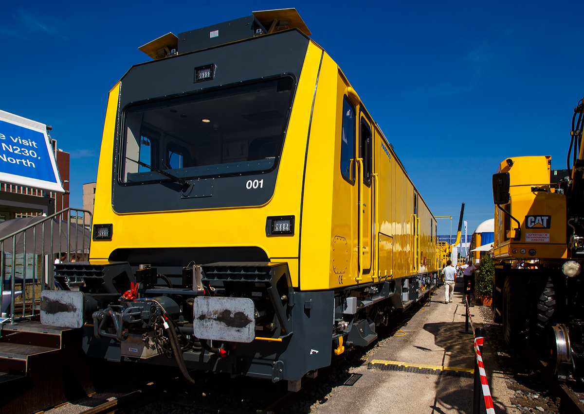 SBB Erhaltungsfahrzeug (EHFZ) f�r den Gotthard-Basistunnel (GBT) Xem 99 85 9181 001-0  Ambri-Piotta , eines der 13 selbstfahrenden Spezialfahrzeuge, pr�sentiert  der iaf 2017 Internationale Ausstellung Fahrwegtechnik in M�nster (01.06.2017).

Gebaut wurden die selbstfahrenden Spezialfahrzeuge von der US-Firma Harsco Rail, die Fertigung fand durch die Harsco Rail Europe GmbH in Rattingen (Deutschland) statt. 30 bis 40 Prozent der Wertsch�pfung fiel in der Schweiz an, da namhafte Zulieferer wie die Tessiner Firma Ferriere Cattaneo, oder auch Nencki, Selectron und Schweizer Electronic am Projekt beteiligt waren. Die Fahrzeuge von Harsco wurden speziell f�r den Einsatz im Gotthard und sp�ter im Ceneri Basistunnel konzipiert und gebaut. Zur Erhaltungsflotte z�hlen 17 Spezialwagen ohne Antrieb wie zum Beispiel die mobilen Erhaltungstore, Modultragwagen und Korbtragwagen sowie die 13 Basisfahrzeuge mit Zweikraftantrieb.

Der 57 Kilometer lange Gotthard-Basistunnel stellt besondere Anforderungen an die Erhaltungsarbeiten. Der Zugang zu den verschiedenen Arbeitsstellen im Tunnelsystem ist gr��tenteils nur von den beiden Portalen her �ber die Schiene m�glich. Weil sich die Arbeitsstellen jeweils auf mehrere Stellen im Tunnel verteilen, m�ssen die Module an den Arbeitsstellen im Tunnel mobil sein.
Aus diesem Grunde ist jeder Arbeitsplatz nebst den f�r die Arbeiten notwendigen Wagen mit den Arbeits-Modulen auch immer mit einem - Basisfahrzeug genannten - Triebfahrzeug ausger�stet.

Die 13 Basisfahrzeuge Xem 181 sind Zweikraft-Triebfahrzeuge und k�nnen vom Fahrdraht aus elektrisch (15 kV / 16,7 Hz), oder vom diesel-elektrischen Powerpack aus angetrieben werden. Sie haben die Zugbeeinflussung ETCS L2 Baseline 2.30d + Integra Signum mit ETM-S eingebaut. Als Leittechnik dient SELECTRON (wie FLIRT, Regio-Dosto, Ee922/Eem923).
Die Xem 181 sind in Vielfachsteuerung mehrfachtraktionsf�hig und verf�gen �ber automatische Zug-Kupplungen AZK und Puffer. Mit dem mit gef�hrten UIC-Adaptern k�nnen sie ohne Einschr�nkung mit Fahrzeugen mit UIC-Zug- und Stossvorrichtungen gekuppelt werden. Im Rangierbetrieb k�nnen die Fahrzeuge �ber Funkfernsteuerungen bedient werden.

Technische Merkmale:
Die Basisfahrzeuge Xem 181 sind vierachsige Triebfahrzeuge mit zwei Drehgestellen und vier elektrisch angetriebenen wassergek�hlten Fahrmotoren mit Gruppenantrieb in Drehstrom-Umrichtertechnik. Pro Drehgestell ist ein Antriebsstromrichter (ABB CC 750 wie bei den SBB FLIRT, Regio-Dosto RABe 511 oder Ee 922/Eem 923) vorhanden. Die Energieversorgung des Hauptstromkreises erfolgt wahlweise �ber Fahrdraht mit 15 kV / 16,7 Hz oder vom im Unterflur eingebautem Diesel-Powerpack. Die Hilfsbetriebe werden �ber zwei 3x400 V-Bordnetze versorgt, wobei eines die Fahrbetrieb-Verbraucher (Kompressor, Ventilatoren, K�hlpumpen, Transformator, Stromrichter, Fahrmotoren) und eines Klima/L�ftung des Basisfahrzeugs, die Arbeitsger�te sowie die Zugsammelschiene versorgt.
Alle 13 Erhaltungsfahrzeuge verf�gen nur �ber einen F�hrerstand. Am anderen Ende befindet sich eine Arbeitsplattform mit einem Kran. Dabei sind die Fahrzeuge 011 - 013 mit einem gr��eren Kran ausger�stet. An diesen kann auch eine Hubarbeitsb�hne montiert werden.

Die wichtigen Unterlieferanten des Generalunternehmens Harsco Rail Europe f�r Xem 181 waren:
Rahmen: Josef Meyer Rheinfelden
Drehgestelle: Eisenbahnlaufwerke Halle ELH
Transformator und Stromrichter:	ABB
Hauptschalter/Stromabnehmer: Richard Murgenthal
Powerpack: MTU Friedrichshafen
Endmontage: Talbot-Services Aachen

TECHNISCHE DATEN Basisfahrzeuge EHFZ GBT Xem 181 001-013:
Spurweite: 1.435 mm (Normalspur)
Achsfolge:  Bo'Bo'
L�nge �ber Puffer: 22.000 mm
Breite: 2.900 mm
H�he: 4.443 mm
Drehzapfenabstand: 1.4560 mm
Achsabstand  im Drehgestell: 2.000 mm
Triebraddurchmesser : 920 mm (neu)
Eigengewicht: 80 t
Nutzlast: max. 5 t
Leistung unter Fahrdraht:  max. 1.500 kW
Leistung unter Fahrdraht am Rad: 1.080 kW
Dieselmotortyp: MTU-Zw�lfzylinder-Dieselmotor 12V 1600 R80L
Leistung Powerpack: max. 700 kW (939 PS)
Leistung mit Dieselantrieb (Powerpack) am Rad: ca. 550 kW
Anfahrzugkraft: 150 kN
H�chstgeschwindigkeit: 100 km/h
Profil: EBV 01
