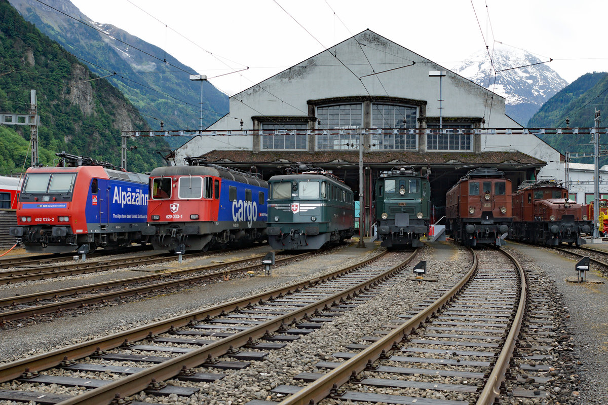 SBB:  GOTTARDO 2016 
Rund um das alte SBB Depot Erstfeld, das durch die Eröffnung des Gotthard Basistunnel leider seine grosse und langjährige Bedeutung verliert, wurde Rollmaterial aus verschiedensten Epochen ausgestellt. Lokparade mit Re 482 026-2, Re 620 033-1, Ae 6/6 11421, Ae 4/7 10976, Be 4/6 12320 und Ce 6/8 II 14253.
Foto: Walter Ruetsch  