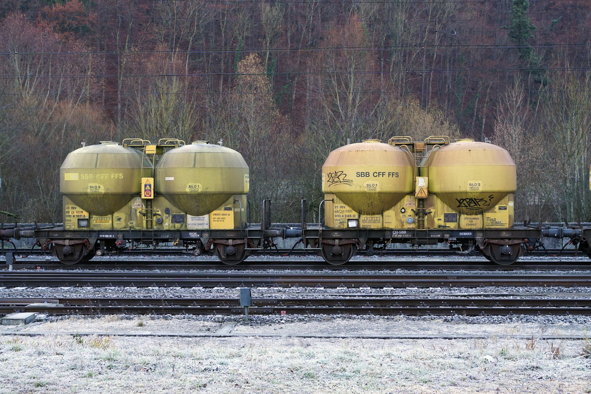 SBB G�terwagen:
Immer wieder sind die zweiachsigen Mohrenkopf Zementwagen in den Farben grau und gelb f�r mich ein erfreulicher Hingucker. W�hrend sie bei der RhB l�ngst verschrottet worden sind, sieht man sie noch ab und zu bei den SBB im Einsatz. In einen Zementzug der Ciments Vigier SA eingereihte  Mohrenk�pfe  in Reuchenette-P�ry verewigt am 22. November 2017. Zu dieser Jahreszeit liegt dieser Bahnhof den ganzen Tag im Schatten.
Foto: Walter Ruetsch 
