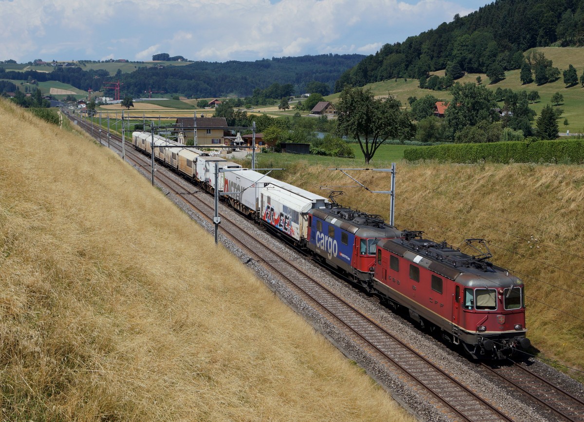 SBB: Güterzug auf der Fahrt in Richtung Luzern mit Doppeltraktion Re 420 bei Wauwil am 22. Juli 2015.
Foto: Walter Ruetsch