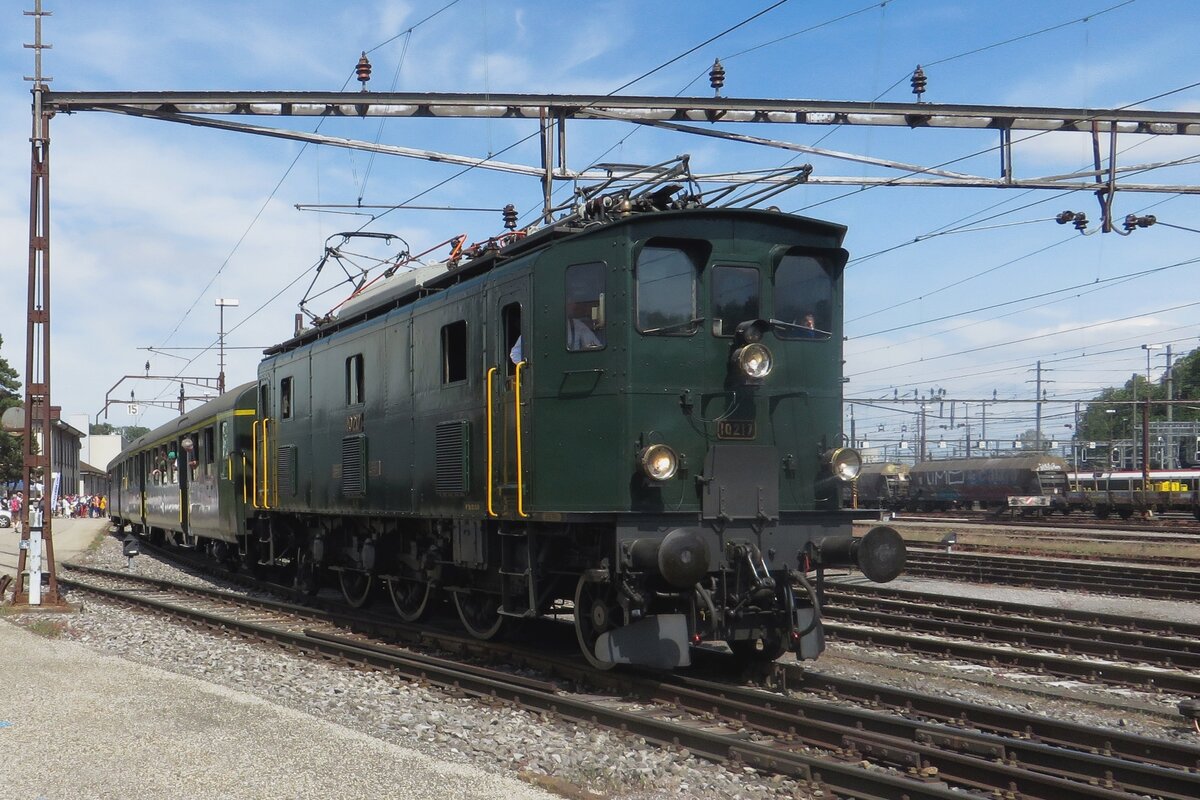 SBB Historic 10217 verlasst mit ein Pendelzug das SBB Werk Olten am 21 Mai 2022.
