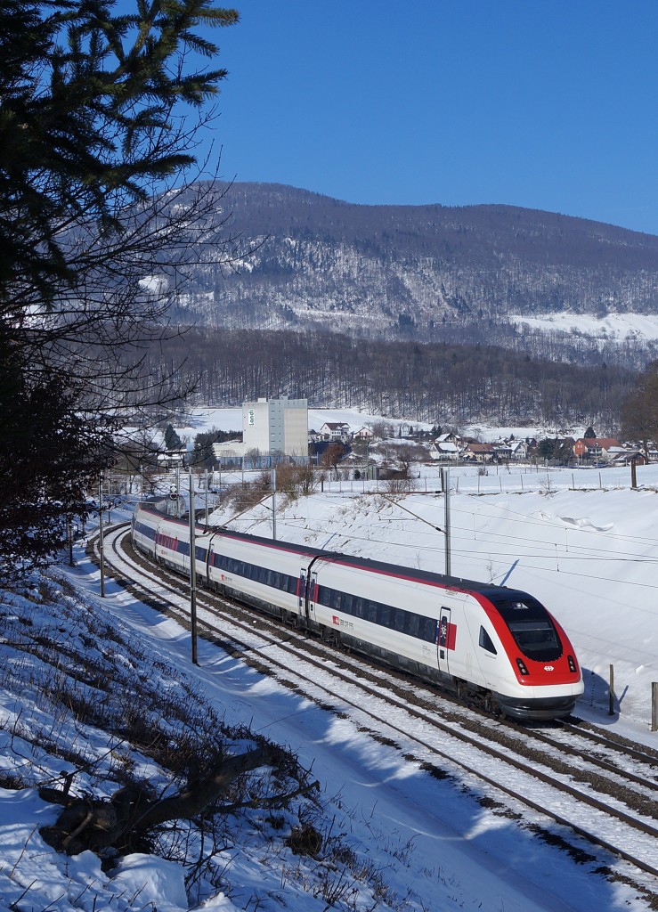 SBB: IC Biel-Konstanz-Biel mit RABDe 500 bei Niederbipp am 10. Februar 2015. Diese Zugsleistung wird pro Tag nur einmal mit einem ICN erbracht.
Foto: Walter Ruetsch