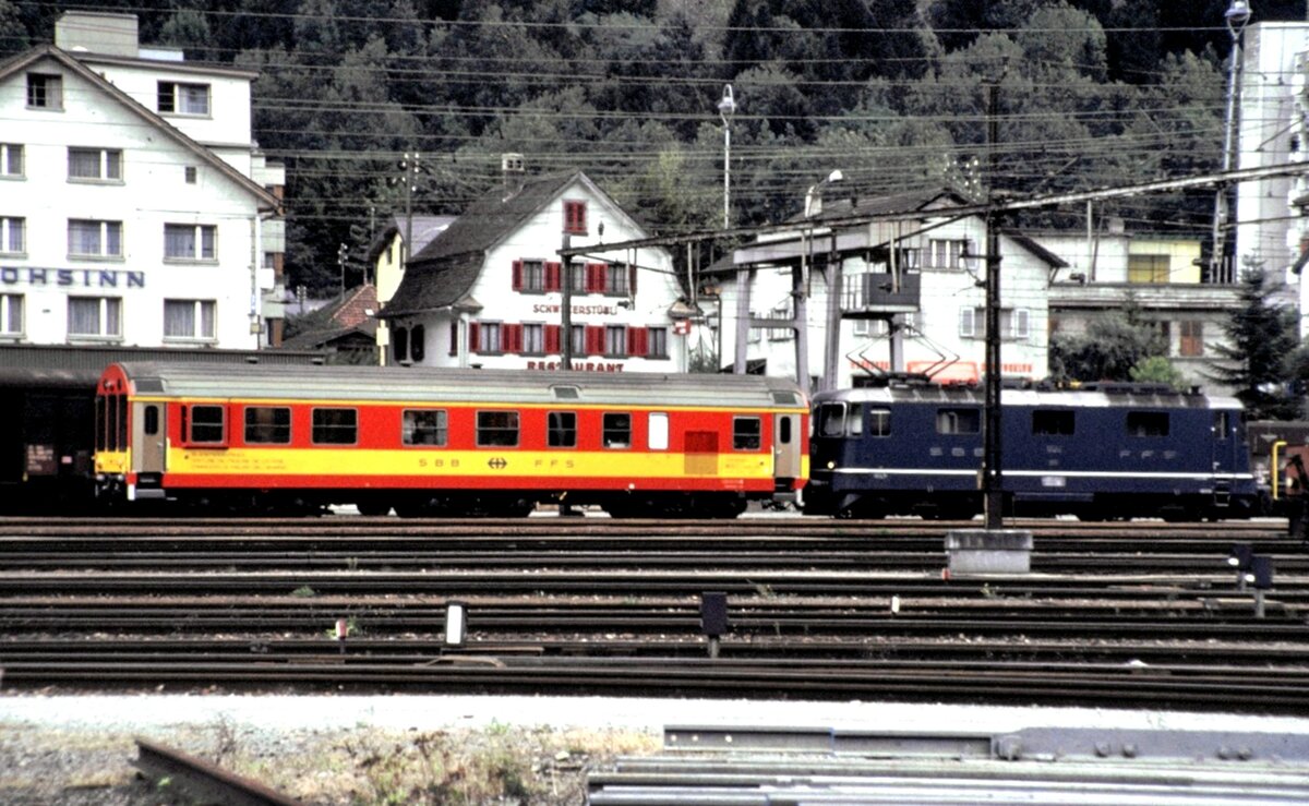 SBB Re 4/4 II mit Messwagen in Erstfeld am 22.09.1981.