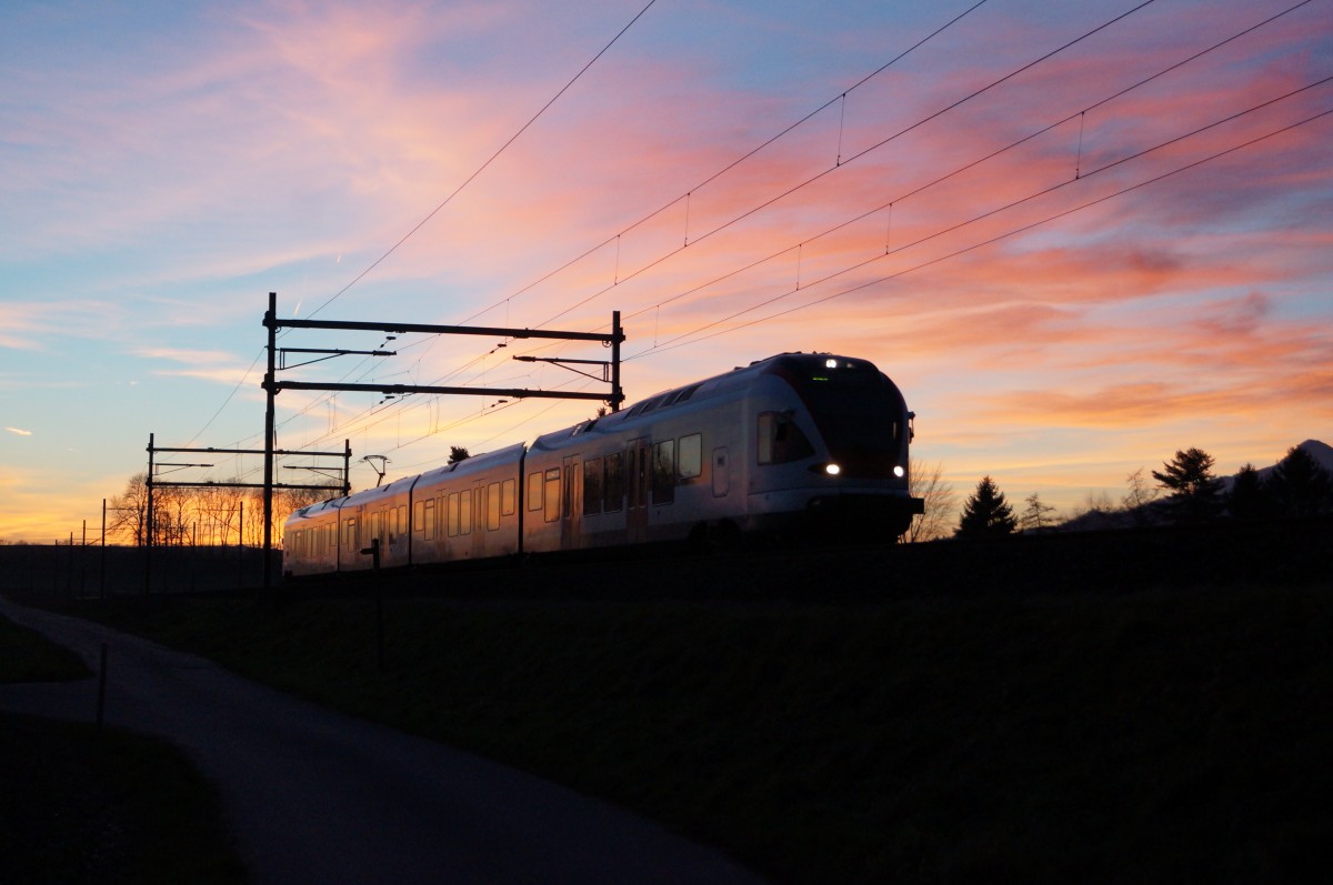 SBB: Regionalzug Biel-Olten in der Abenddämmerung bei Niederbipp am 22. Dezember 2014.
Foto: Walter Ruetsch