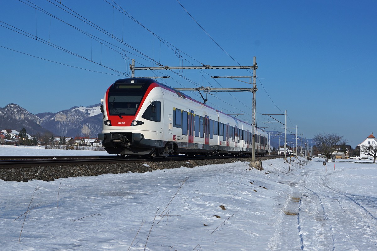 SBB: Regionalzug Olten-Biel mit RABe 523  FLIRT  im winterlichen Niederbipp am 10. Februar 2015.
Foto: Walter Ruetsch