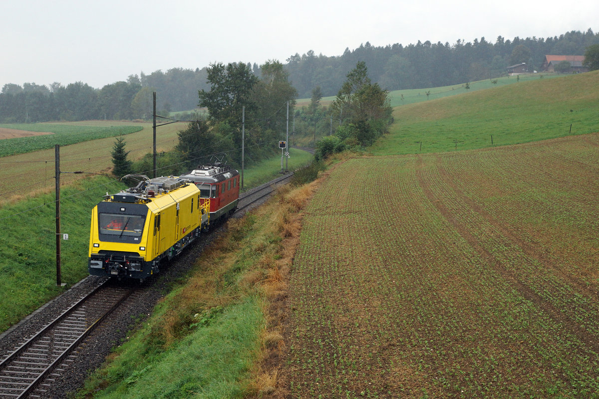 SBB: Testfahrten auf der ehemaligen SMB-Strecke Langendorf-G�nsbrunnen mit dem neuen Xem 99 85 9181 011-9 CH-SBB I und der Re 4/4 II 11144 vom 19. September 2016. Vor den zuk�nftigen Eins�tzen im neuen Gotthard Tunnel absolvierte dieses Unterhaltsfahrzeug seine ersten Fahrten durch den von der Einstellung immer noch stark bedrohten Weissenstein Tunnel. Diese einmalige Aufnahme entstand bei starkem Regen im Lommiswil.
Foto: Walter Ruetsch