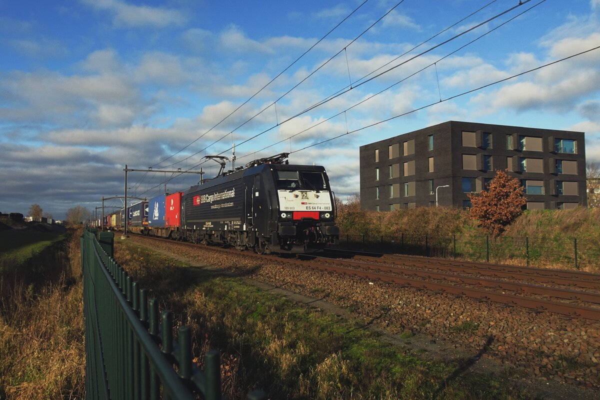 SBBCI 189 983 durchfahrt mit ein KLV Tilburg-Reeshof am 8 Dezember 2021. Von etwa zwolf SBBCI 189er ist nür noch einer mit SBBCI Aufkleber unterwegs. 