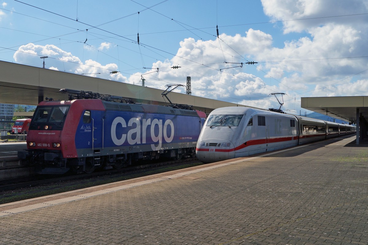 SBB/DB: Bahnaufnahme einmal anders. SBB CARGO 482 008-0 und DB ICE im Gegenlicht in Basel Badischer Bahnhof am 23. Juni 2015.
Foto: Walter Ruetsch 