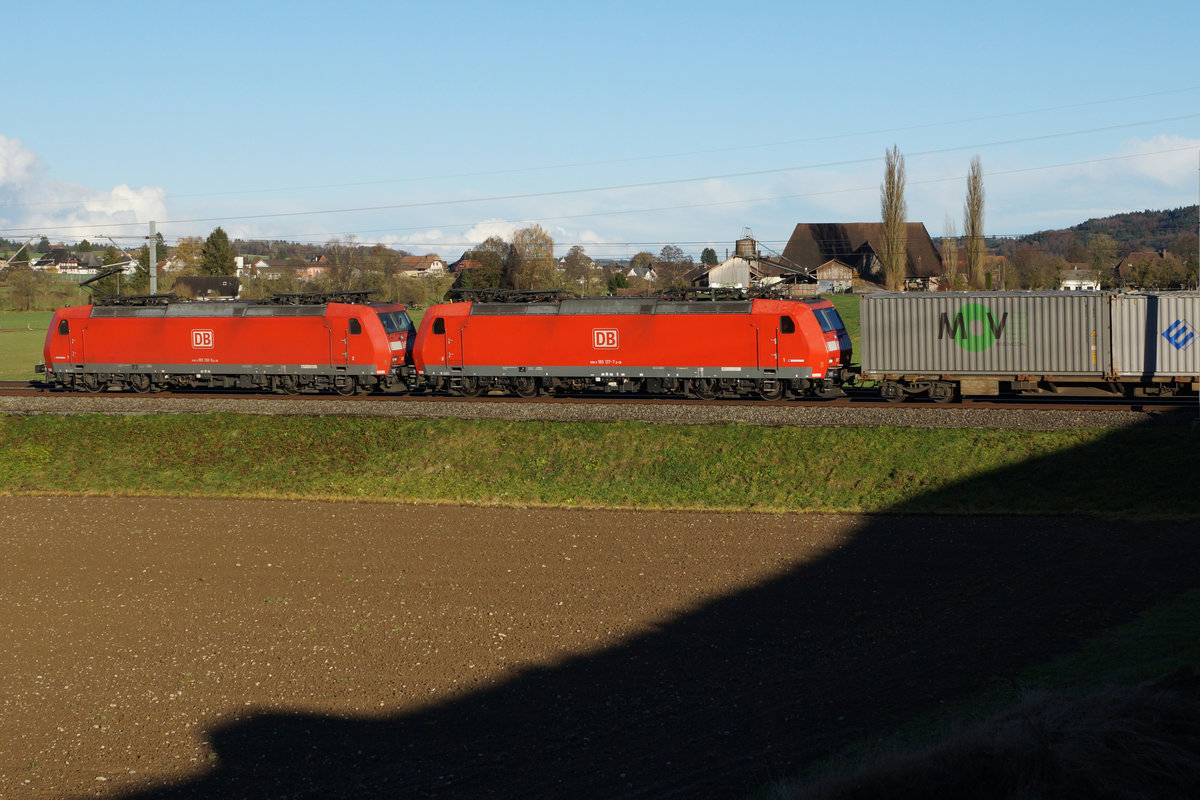 SBB/DB: Güterzug der DEUTSCHEN BAHN auf der alten Strecke Bern-Olten unterwegs am 19. November 2016. Verewigt wurde das Kraftpaket bestehend aus dem DUO 185 138-5 + 185 137-7 mit einem langen Containerzug bei Bettenhausen auf der Fahrt in den Norden.
Foto: Walter Ruetsch