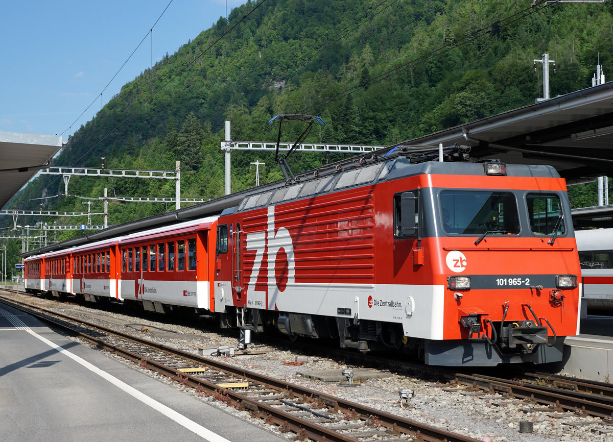 SBB/ZB: Wie in alten Zeiten. Regionalzug der ZB in Interlaken Ost mit der HGe 4/4 101 965-2, ehemals SBB, kurz vor der Abfahrt nach Meiringen am 27. Mai 2017.
Foto: Walter Ruetsch
