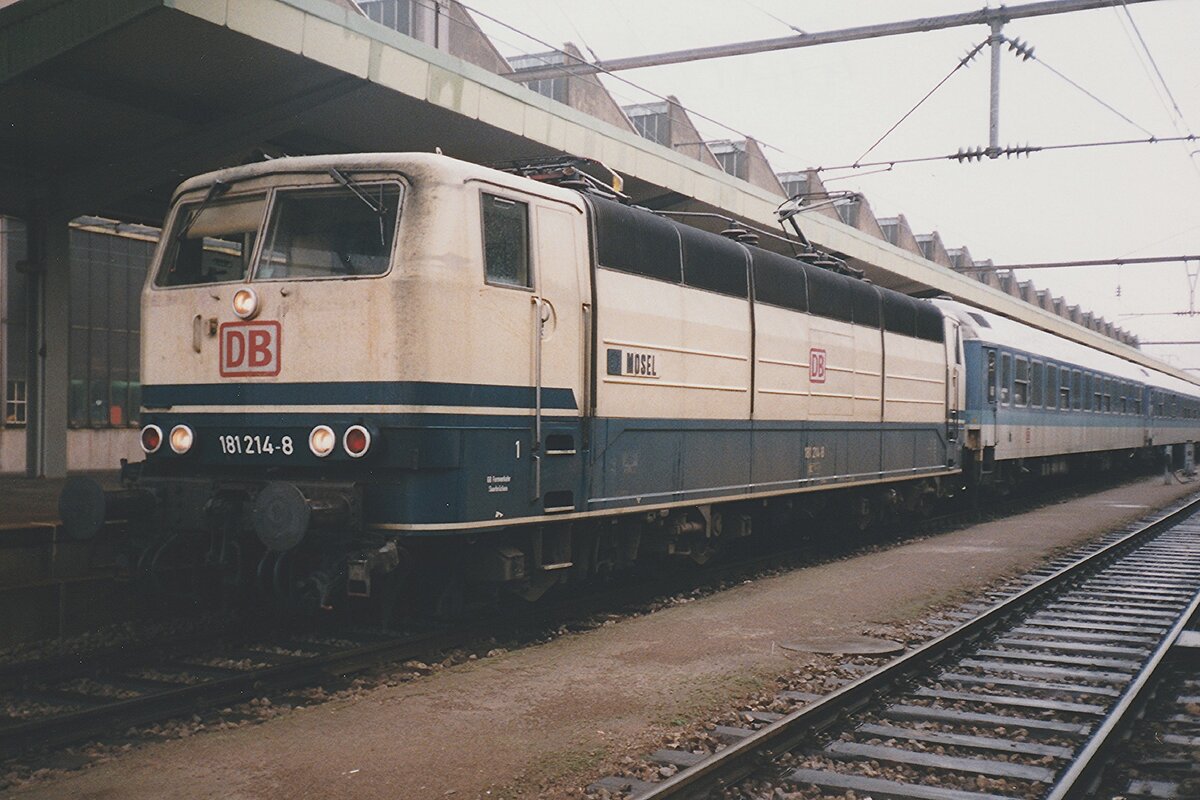 Scanbild: am 4 Augustus 1997 steht DB 181 214 mit ein IR nach Nordeich Mole abfahrtbereit in LUxembourg. Die 181er soll jedoch nür bis KOblenz Hbf am Zug bleiben.
