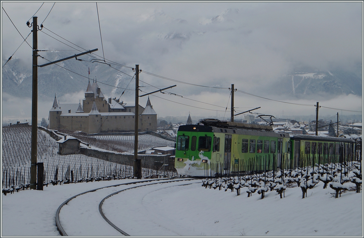 Schneebilder der ASD sind nicht selten, doch nicht all zu oft stammen sie aus Aigle: Der ASD Regionalzug 428 in den Weinbergen oberhalb von Aigle. 
2. Februar 2015
