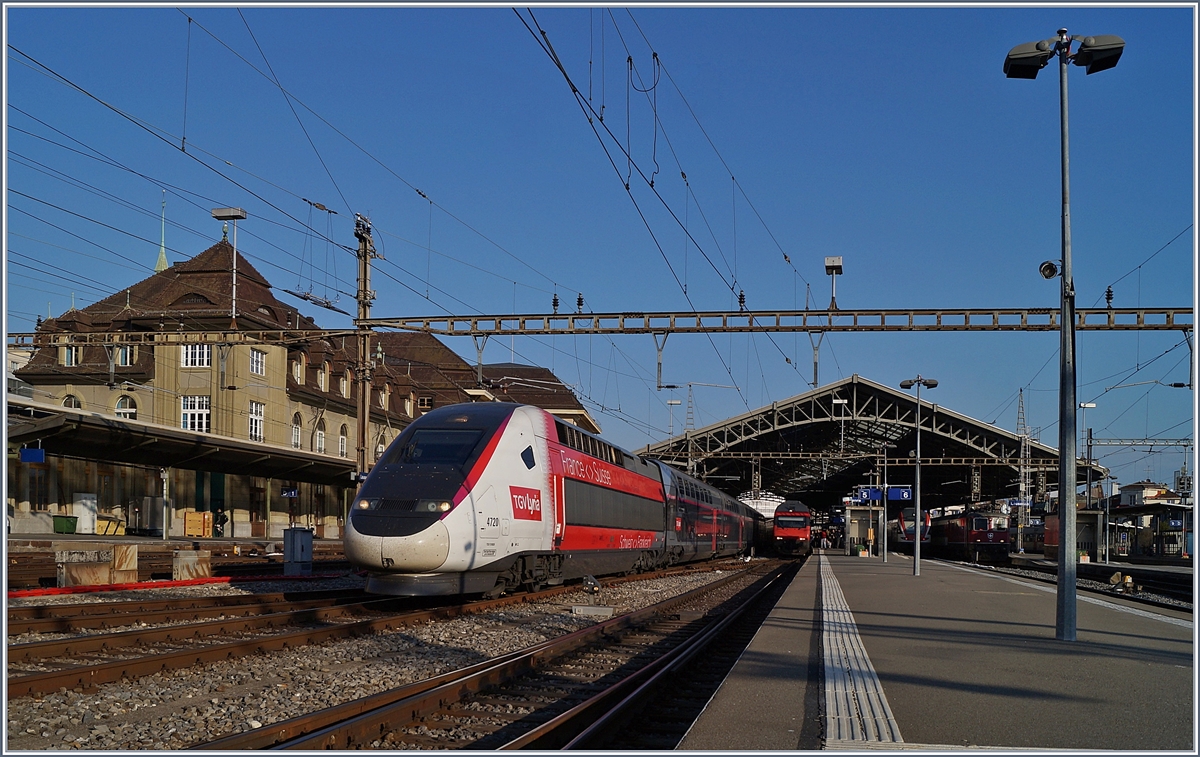 Schon fast ein Blick in die Zukunft: Als TGV Lyria Zugspaar 9773/9778 von Paris nach Lausanne (via Genève) und Zurück unterwegs, verlässt der TGV 4720 mit den Triebköpfen 310039 und 40 Lausanne in Richtung Paris. Künftig sollen alle TGV Lyria in dieser Farbgebung und als Dulex unterwegs sein. 
28. Feb. 2019