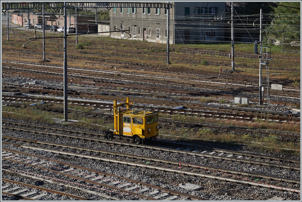 Schon fast ein Zugsuchbild...
Die Draisine mit der so weit ersichtlichen Bezeichnung RFI 151728-0 fährt über die Gütezugzugsgleise in Domodossola in Richtung Preglia.

28. Oktober 2021