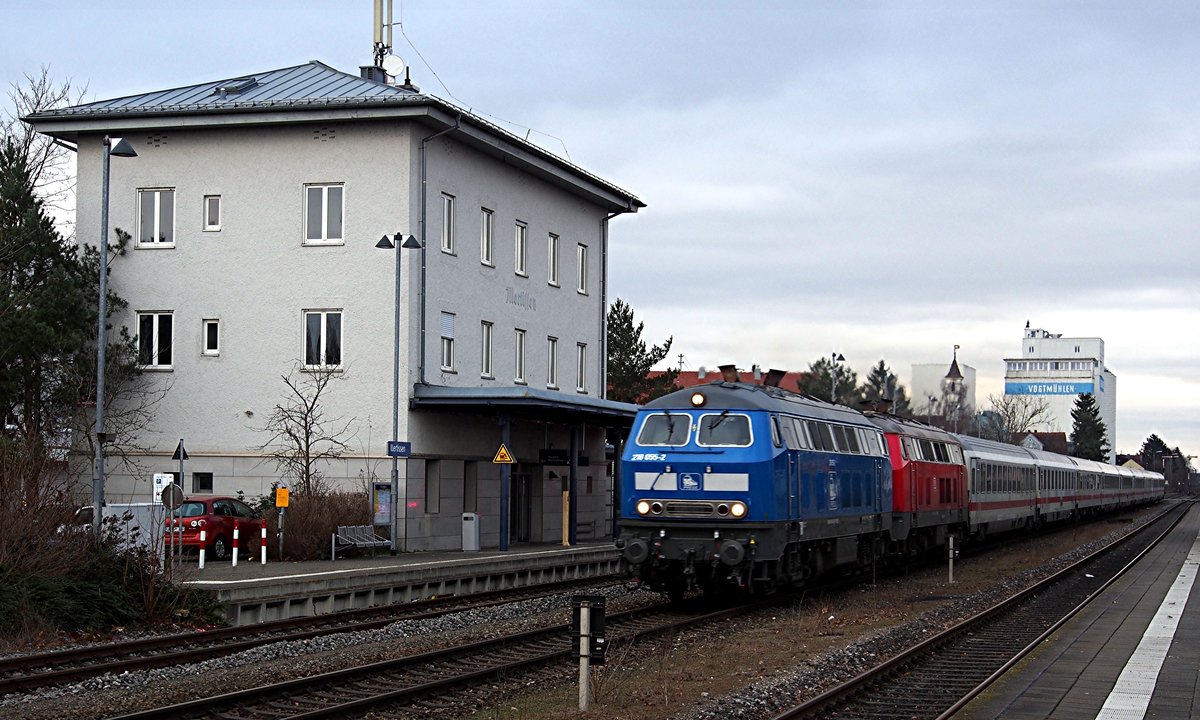 Schon von Weitem gab der nette Lokführer Blinkzeichen mit der Stirnlampe der 218 055-2 von Press mit 218 488-5 von Railsystems RP GmbH und dem IC Allgäu bei der Durchfahrt durch Illertissen am 07.01.2020.