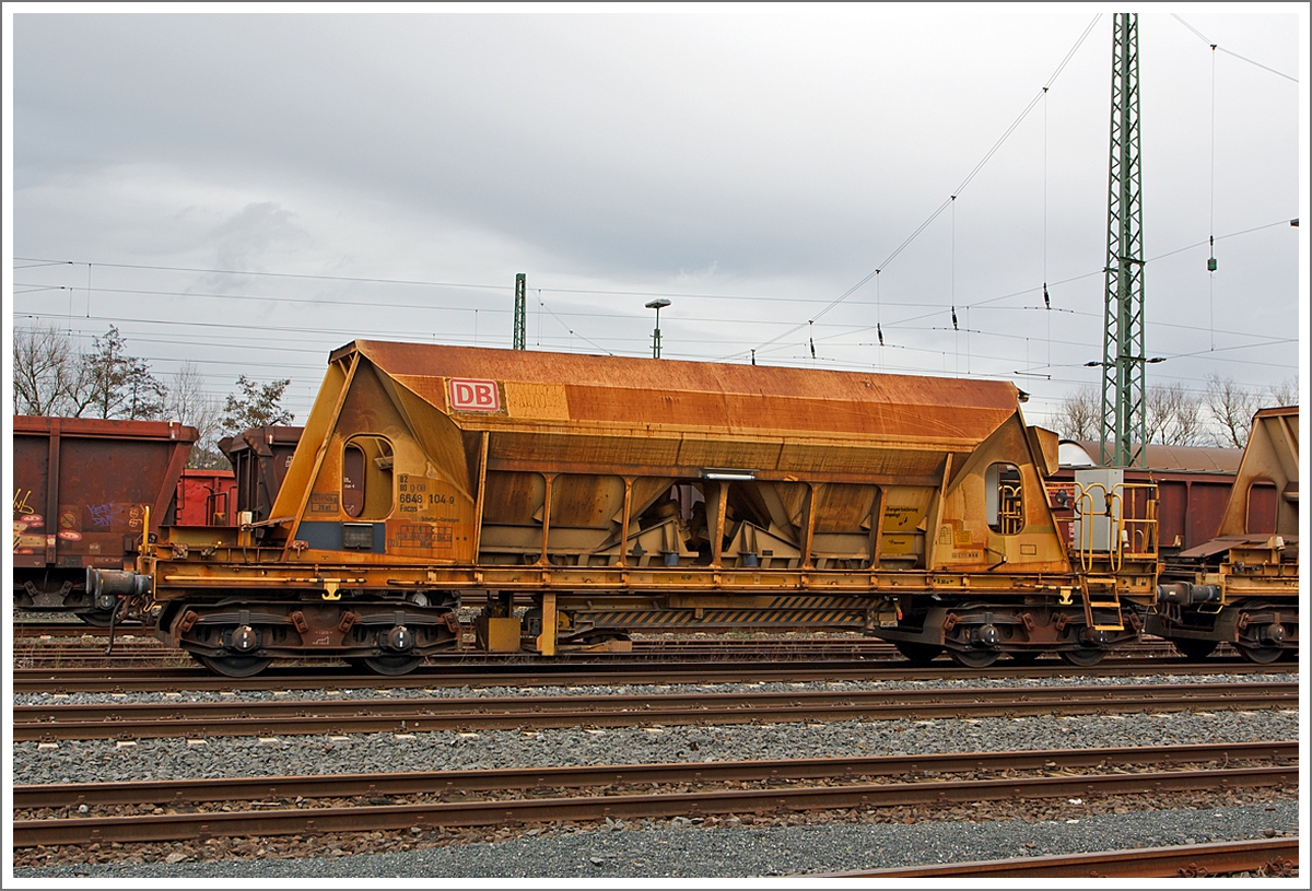 Schotter-Kieswagen Facns 141 (82 80 D-DB 6648 104-9), ehemalige Bezeichnung Planumskiessand -Schotterwagen 269, abgestellt am 15.02.2014 in Wetzlar mit weiteren Wagen.

1982 beschafft die DB zwei Prototypen eines neuen Dienstg�terwagens f�r Planumskiessand und Schotter der Bauart 269 mit Handbremse in braungelber Farbgebung. Nach Einsatzbew�hrung wurden 1987 weitere 210 gelb lackierte Schotter / Kieswagen 269 bei Talbot beschafft. Dieser hier wurde 1987 unter der Fabriknummer 174766 bei Talbot gebaut. 

Die Entladung erfolgt �ber zwei Schwingf�rderrinnen und ein ausschwenkbares F�rderband wahlweise nach beiden Wagenseiten. Der Abwurfbereich liegt zwischen 2 m und 4,1 m zur Fahrzeugl�ngsachse. Die Entladzeit einschlie�lich R�stzeit betr�gt 8 Minuten. Die 40 m� Ladegut k�nnen in dieser kurzen Zeit aus geringer Fallh�he in die Baugruppe entleert werden und bei langsamer Geschwindigkeit durch schwenken des F�rderbandes auch verteilt werden.


Technische Daten:
L�nge �ber Puffer:  15.000 mm
Drehzapfenabstand:  9.960 mm
Ladel�nge:  9.200 mm
Ladebreite:  3.000 mm
L�nge der Belade�ffnung:  9.200 mm
Breite der Belade�ffnung:  1.500 mm
Laderaum:  40 m�
Wagenh�he:  4.000 mm
H�chstgeschwindigkeit:  100 km/h
Maximales Ladegewicht:  64,5 t (o. Hbr)
Eigengewicht: 25.150 kg
Drehgestell-Bauart:  652
Drehgestellradsatzstand:  1.800 mm
Kleinster befahrbarer Radius:  35 m
