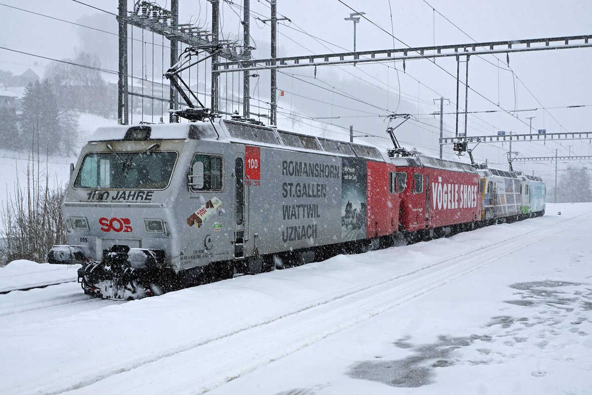 Schweizerische Südostbahn/SOB.
Re 456 Lokomotiven adieu!
Bei sehr starken Schneefällen und grosser Kälte verabschiedete sie die SOB mit verschiedenen Aufstellungen sowie einer Abschiedsfahrt Herisau-Degersheim von den Re 456 091 - Re 456 096. Diese sehr schönen und robusten Lokomotiven wurden in den Jahren 1987 bis 1988 in Betrieb genommen für die Führung vom Voralpen Express. Zwei Re 456 werden von der Oensingen-Balsthal-Bahn/OeBB übernommen wo sie im Güterverkehr eingesetzt werden. Zwei Re 456 ergänzen den Fuhrpark der Sihltal-Zürich-Uetliberg-Bahn/SZU. Unbekannt ist die Zukunft der restlichen Lokomotiven. Die sämtlichen bereits historischen Abschiedsaufnahmen sind am 27. Januar 2021 in Herisau entstanden.
Foto: Walter Ruetsch