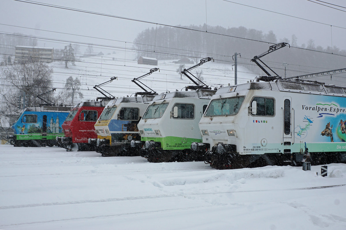 Schweizerische Südostbahn/SOB.
Re 456 Lokomotiven adieu!
Bei sehr starken Schneefällen und grosser Kälte verabschiedete sie die SOB mit verschiedenen Aufstellungen sowie einer Abschiedsfahrt Herisau-Degersheim von den Re 456 091 - Re 456 096. Diese sehr schönen und robusten Lokomotiven wurden in den Jahren 1987 bis 1988 in Betrieb genommen für die Führung vom Voralpen Express. Zwei Re 456 werden von der Oensingen-Balsthal-Bahn/OeBB übernommen wo sie im Güterverkehr eingesetzt werden. Zwei Re 456 ergänzen den Fuhrpark der Sihltal-Zürich-Uetliberg-Bahn/SZU. Unbekannt ist die Zukunft der restlichen Lokomotiven. Die sämtlichen bereits historischen Abschiedsaufnahmen sind am 27. Januar 2021 in Herisau entstanden.
Foto: Walter Ruetsch
