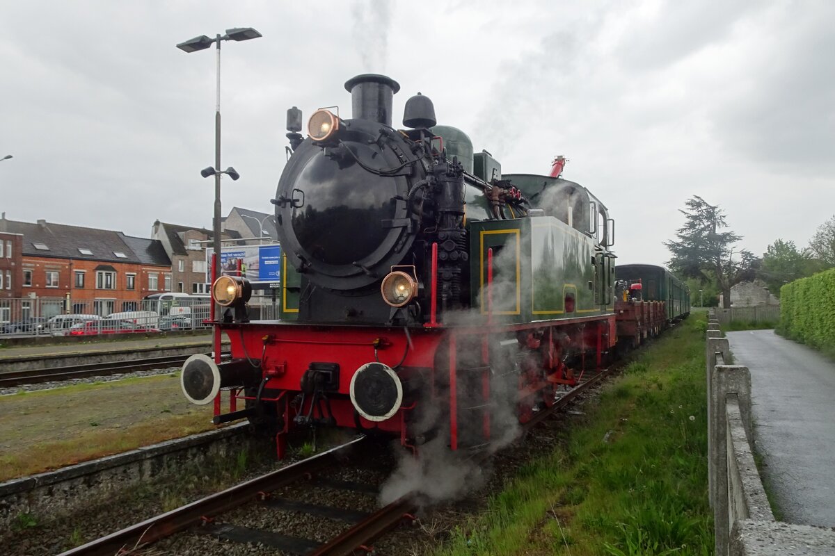 SCM Lok-22 'TOM' steht am regnerischen 6.Mai 2023 in Eeklo und wird vom Pendelzug Maldegem<=>Eeklo losgekuppelt.