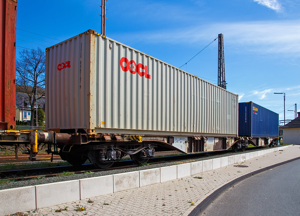 Sechsachsige Drehgestell-Gelenk-Containertragwagen 37 80 4952 331-9 D-AAEC der Gattung Sggmrs 90´23 der AAE Cargo AG (heute zur VTG AG), beladen mit zwei Containern, abgestellt am 17.04.2022 in Kreuztal beim Südwestfalen Container-Terminal (SWCT). 

Der Wagen wurde 2006 vom slowakischen Hersteller Tatravagónka a.s. in Poprad unter der Fabriknummer 269 gebaut.

TECHNISCHE DATEN:
VTG Typ: I71.090D
Spurweite: 1.435 mm
Länge über Puffer: 29.590 mm
Drehzapfenabstand: 2 x 11.995 mm
Achsabstand in den Drehgestellen: 1.800 mm
Ladelänge: 2 x 13.820 mm
Höhe der Ladeebene über S.O.: 1.155 mm
Eigengewicht: 29.000 kg
Max. Zuladung bei Lastgrenze S: 106 t (ab Streckenklasse D)
Max. Geschwindigkeit: 100 km/h (leer 120 km/h)
Kleinster befahrbarer Gleisbogen: R 75 m (150 m im Zugverband)
Bremse: 2 x KE GP-A (LL), Max. 90 t
Feststellbremse: Ja
